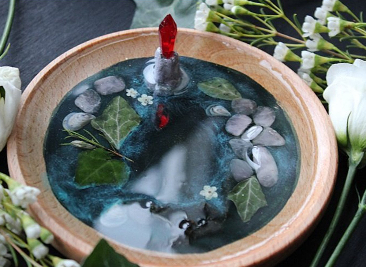 Pond Dish with Red Crystal Ring Holder