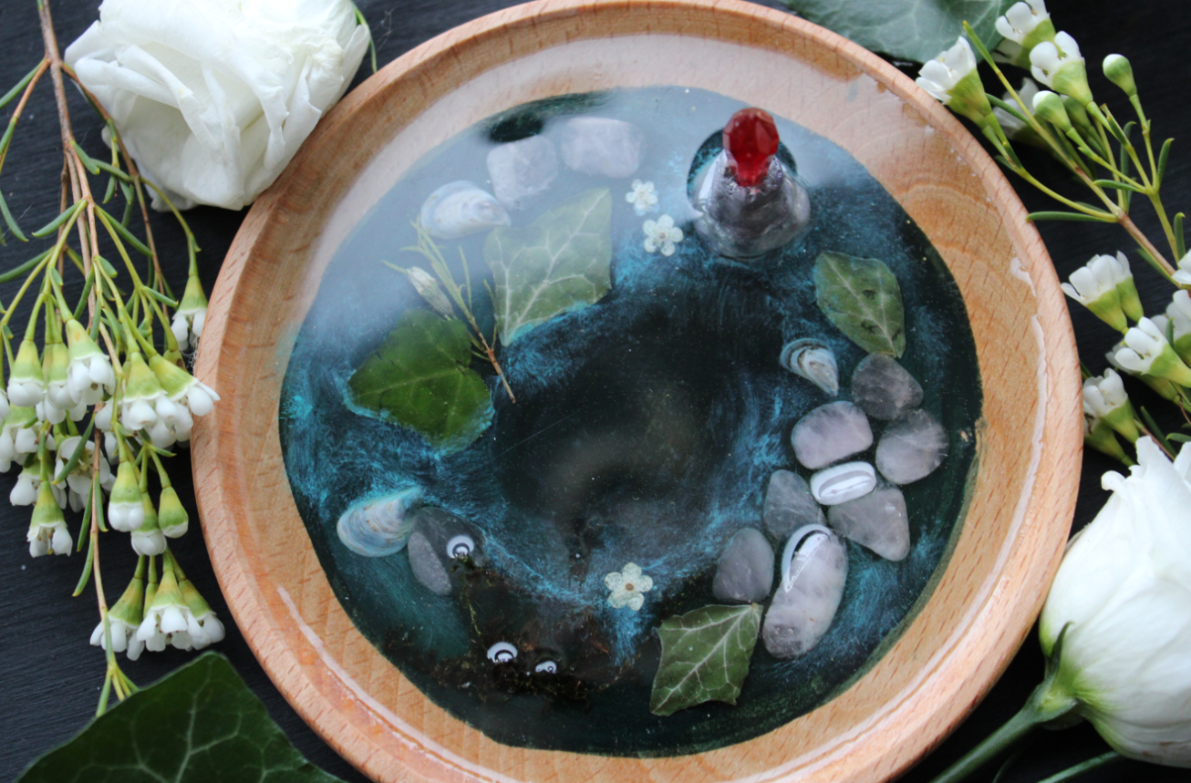 Pond Dish with Red Crystal Ring Holder