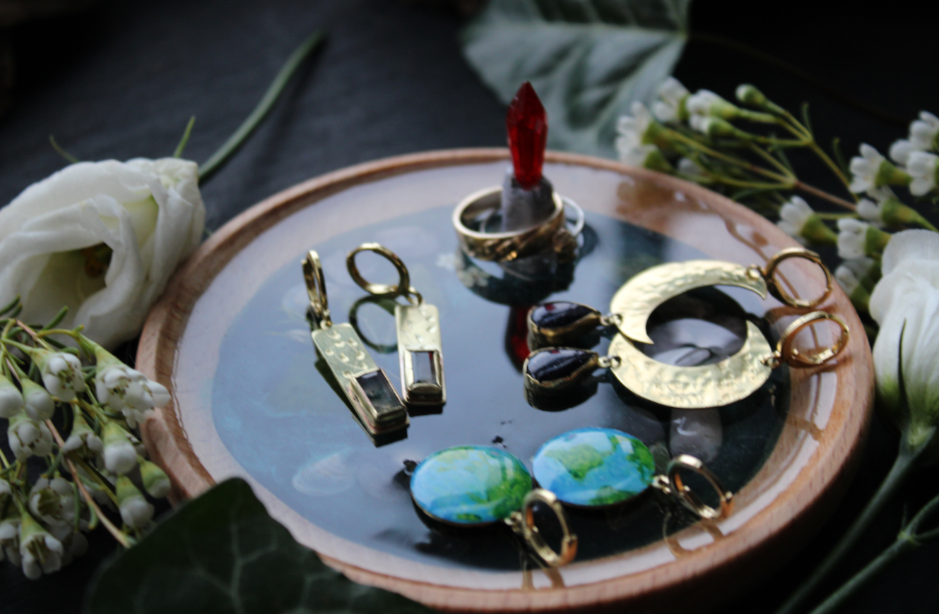 Pond Dish with Red Crystal Ring Holder