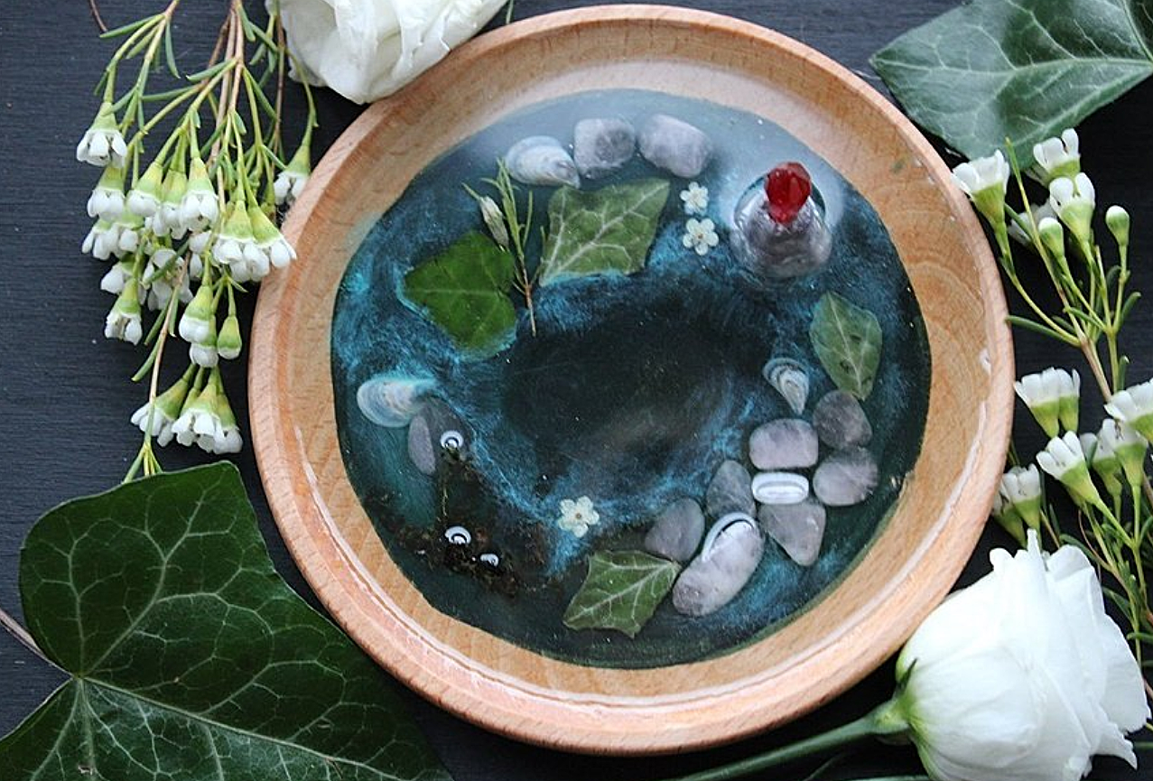 Pond Dish with Red Crystal Ring Holder