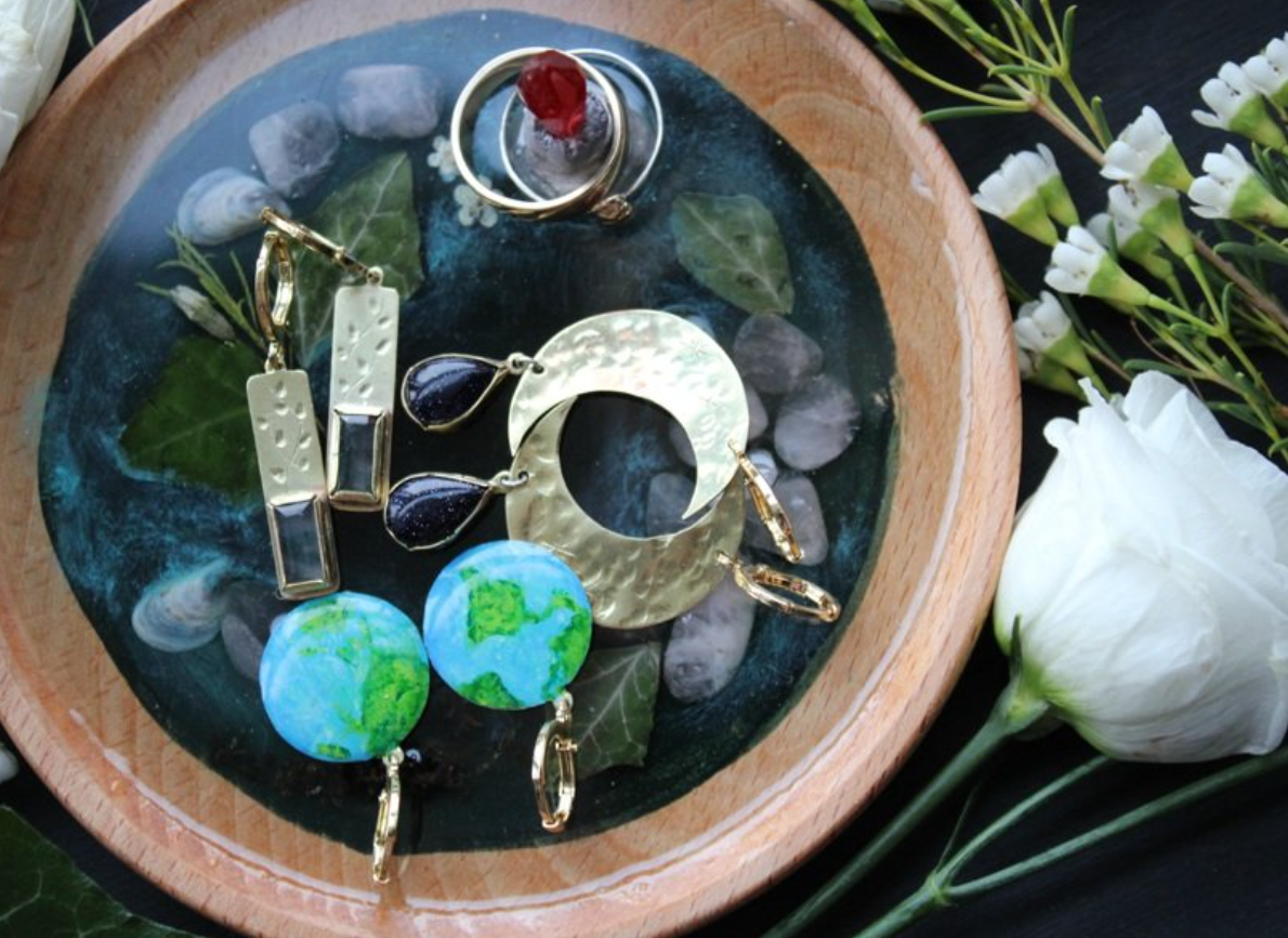 Pond Dish with Red Crystal Ring Holder