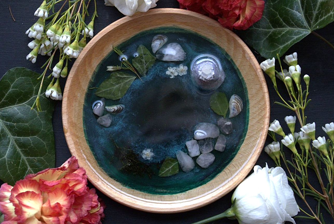 Pond Dish with Quartz Ring Holder