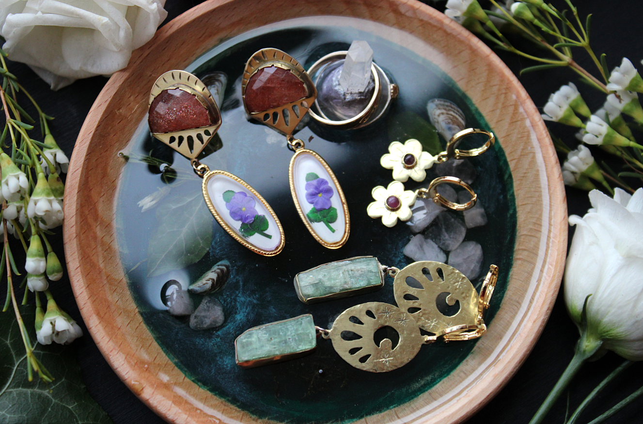 Pond Dish with Quartz Ring Holder